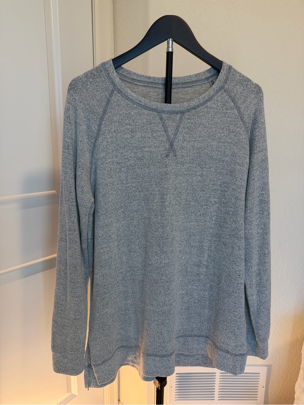 BKE Buckle Gray Super Soft Pullover Sweater Top Long Sleeve Size Large